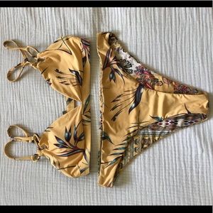 medium Roxy suit